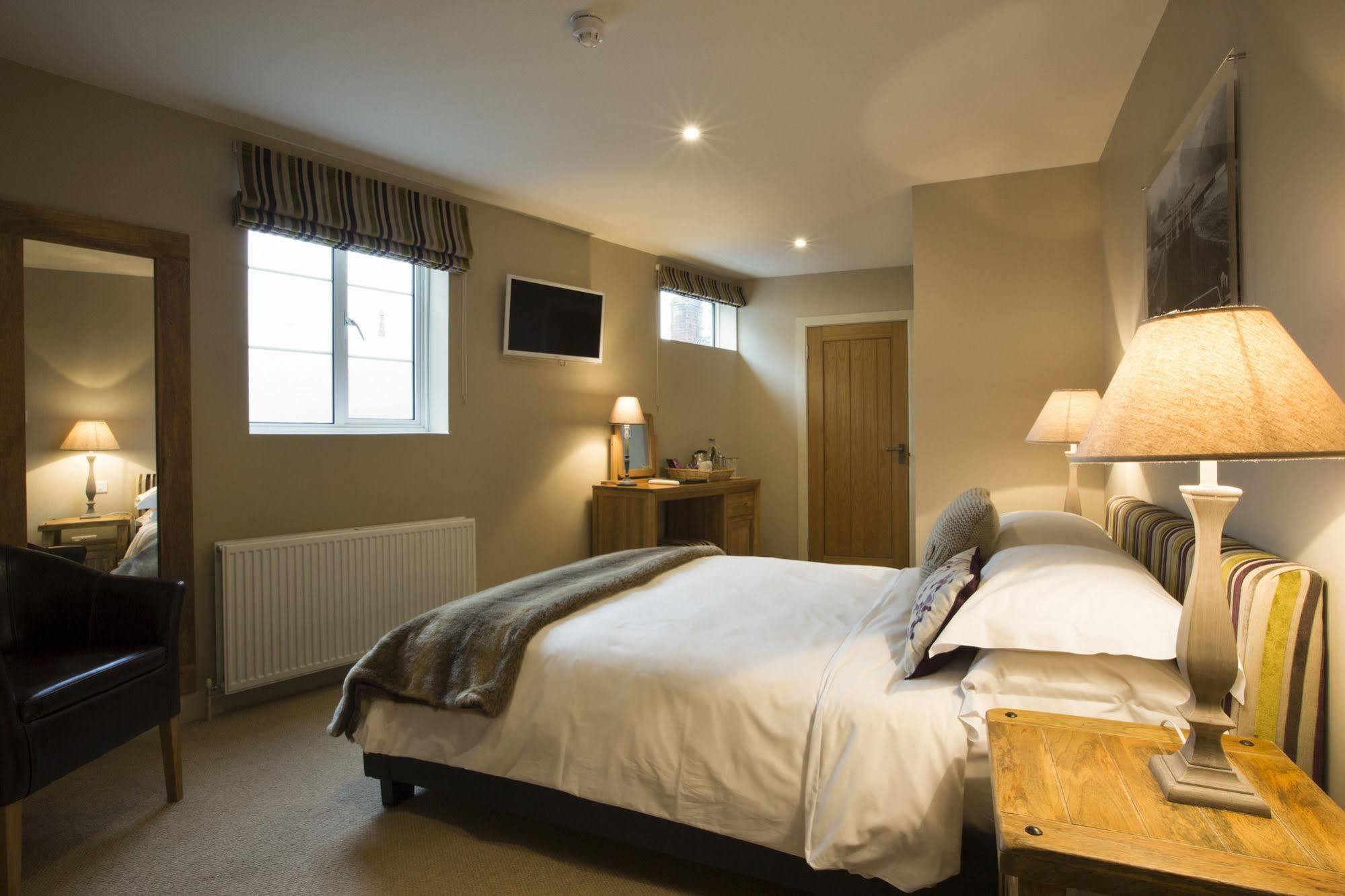 The Peppermill Town House Hotel & Restaurant Devizes Eksteriør billede